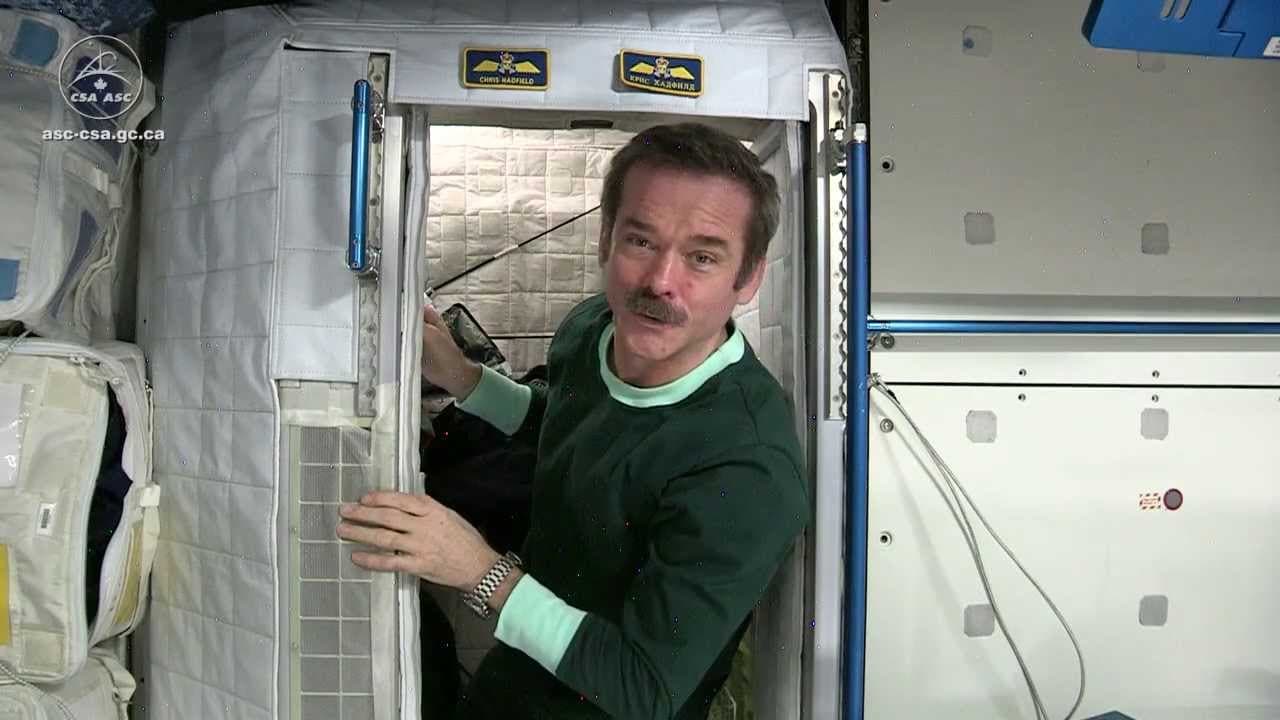 شاهد كيف ينام رائد الفضاء بدون جاذبية