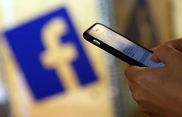 فيسبوك يستغل نقاط ضعف في البشر لإدمان استخدامه