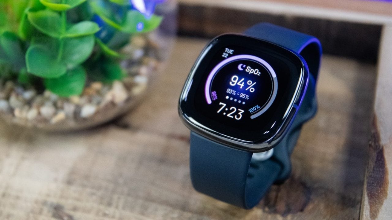 ساعة Fitbit Sense قد تقيس ضغط الدم قريبًا